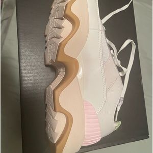 Size 11 women’s never worn kinetic impact 11 wonder lace